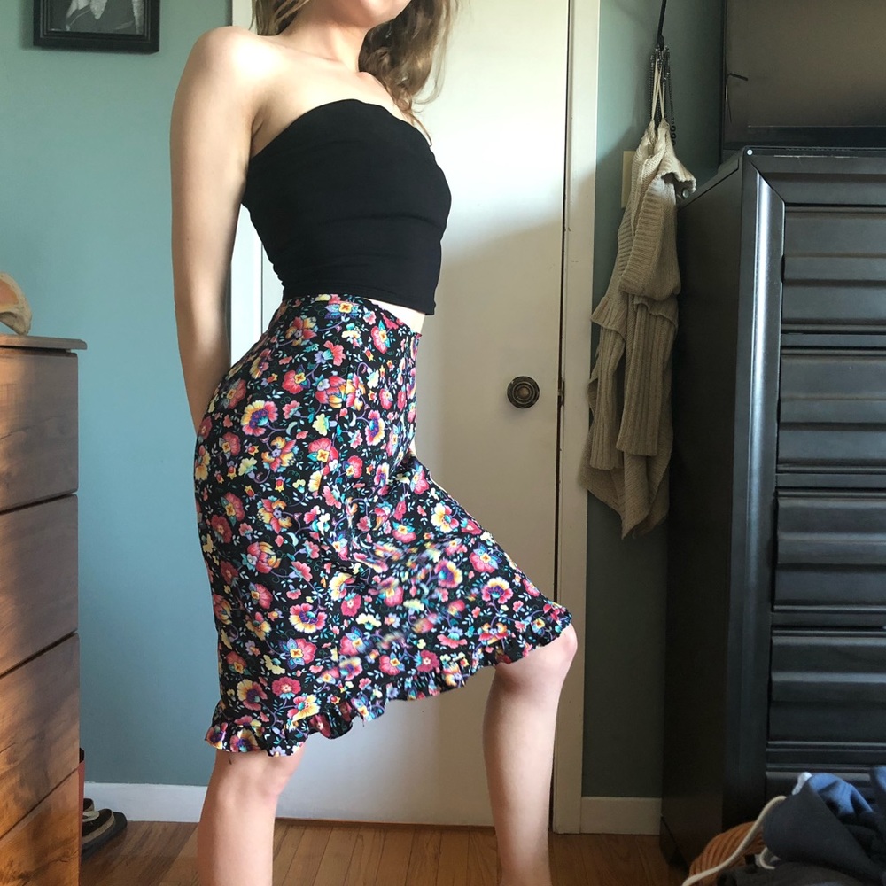 🎉2/$25 Floral print ruffle midi skirt - Picture 4 of 8